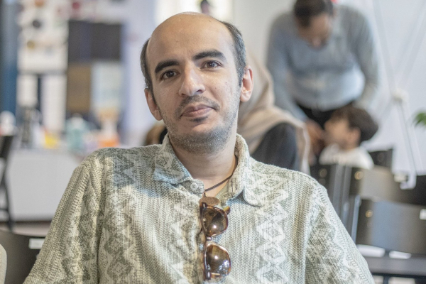 Condenan a 12 años de prisión a un bloguero iraní por responder una publicación con un punto