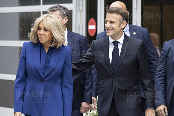 Multan en París a mujeres que afirmaron que la esposa de Macron nació hombre