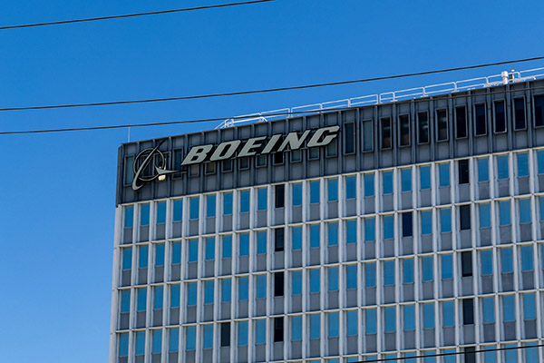 Más de 30,000 trabajadores de aeronáutica Boeing se declaran en huelga