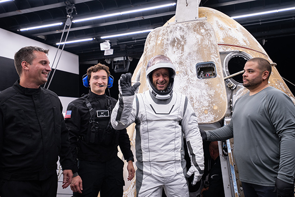 La misión Polaris Dawn regresa a la Tierra tras histórica caminata espacial