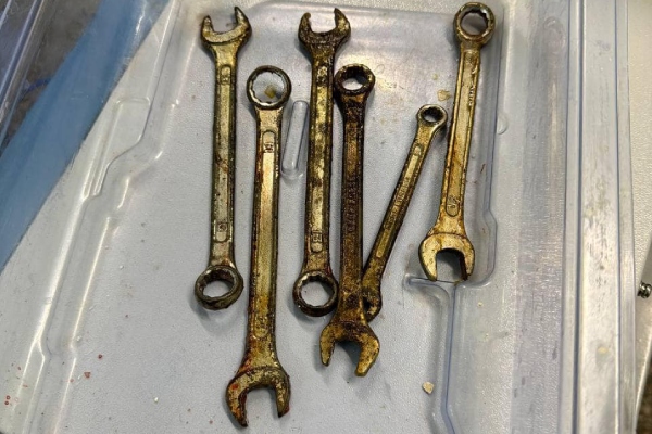 ¿Cómo llegaron ahí? Médicos extraen 6 llaves de tuercas del estómago de un hombre