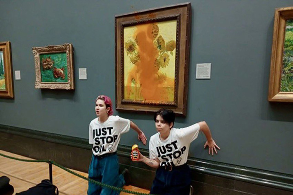Condenan a prisión a ecologistas británicas que vertieron sopa en un cuadro de Van Gogh