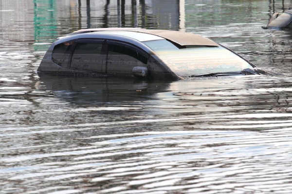 Inundaciones en EU: un reportero rescata a una mujer del agua en plena transmisión