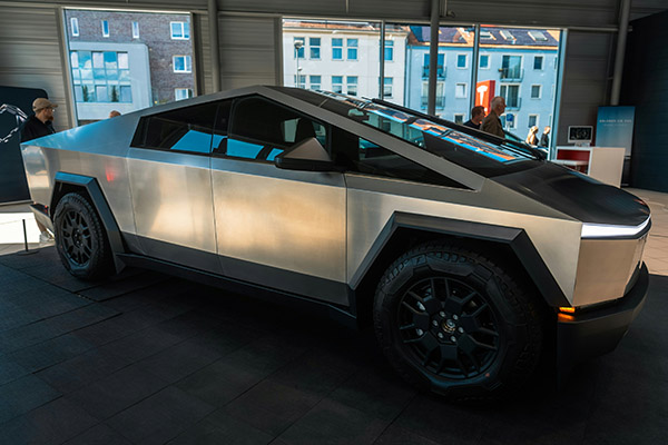 Tesla llama a revisión más de 27,000 Cybertruck por fallo de cámara