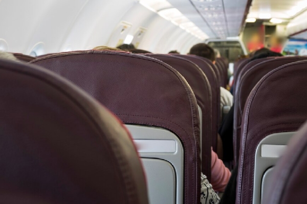 Permanecer inmóvil por dos horas durante un vuelo le costó la vida a un hombre