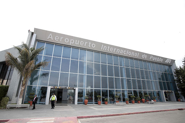 Caída de ceniza suspende operaciones en el Hermanos Serdán