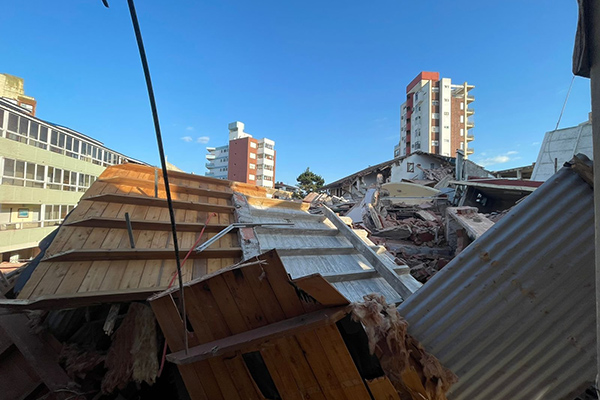 Al menos un muerto y varias personas atrapadas tras derrumbarse un hotel en Argentina