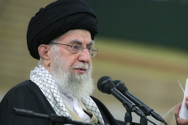 El líder supremo de Irán promete una respuesta "demoledora" a EU e Israel