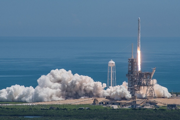 SpaceX planea prueba de transferencia de propulsor orbital en 2025, clave en misión lunar