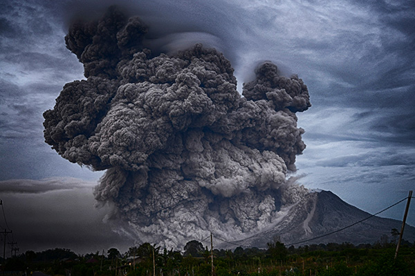 Catástrofe en Indonesia: erupción volcánica obliga a evacuar a miles de residentes