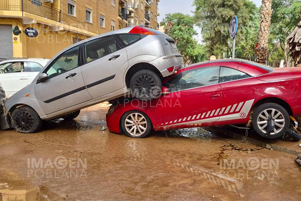 Decenas de autos son arrastrados tras desbordarse un arroyo en Cataluña