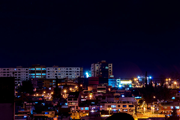 Gobierno de Ecuador ajustará a 8 horas diarias apagones por crisis eléctrica