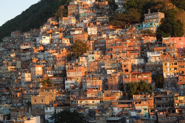 Más de 16 millones de brasileños viven en favelas, según censo