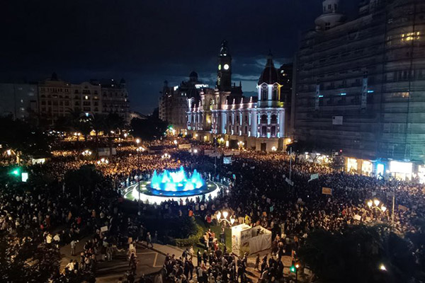 Miles de valencianos protestan tras deficiente reacción del gobierno ante inundaciones