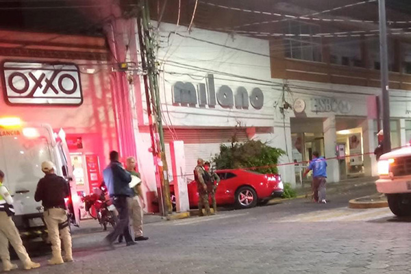 Les encontraron droga en el auto luego de impactarse contra un negocio