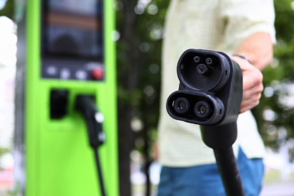 ¿Vale la pena poner una electrolinera en casa?