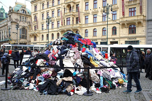 Enorme pila de ropa en Praga pone de relieve los residuos textiles