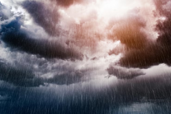 Tormenta Sara mantiene intensas lluvias y fuertes vientos por tercer día sobre Honduras