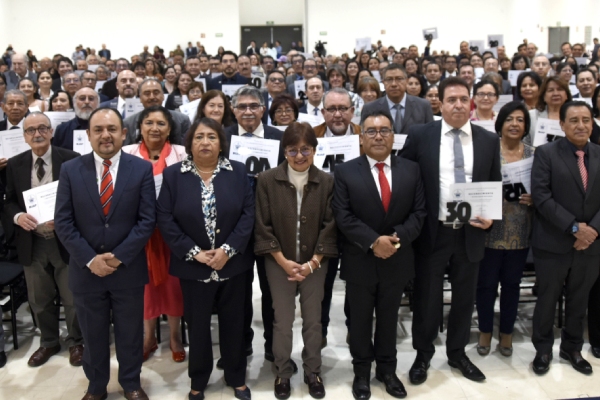 Entregan reconocimientos por antigüedad a personal académico y administrativo
