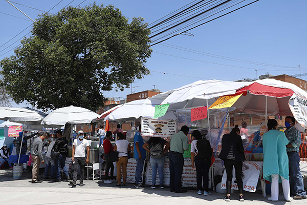 Ilegales e insalubres: los puestos de comida siguen proliferando afuera de los hospitales