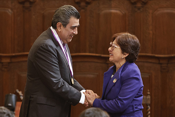 Otorga BUAP la medalla "Melchor de Covarrubias" al gobernador Sergio Salomón