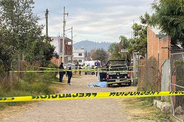 Sujeto baleó a policía y este respondió; ambos murieron