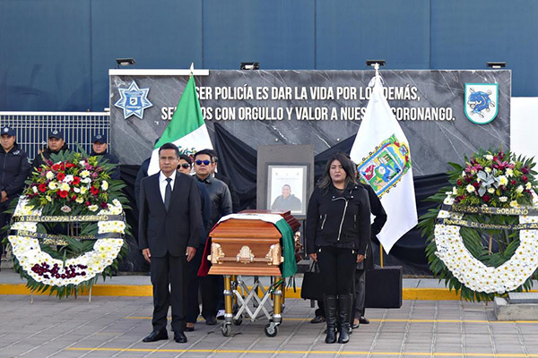 Rinden homenaje póstumo a policía de Coronango ultimado el jueves