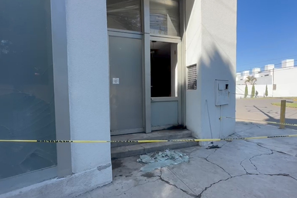 Descartan robo tras cristalazo en sucursal BBVA de la Humboldt