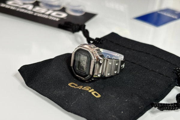 Casio reinventa el reloj anillo con el CRW-001, tecnología y nostalgia en un solo gadget
