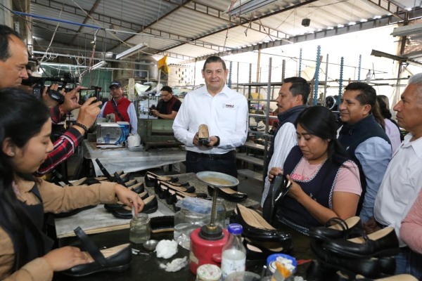Armenta impulsa economía regional y familiar con industria del calzado