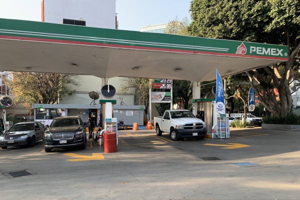 Gobierno y gasolineros acuerdan precio de gasolina regular “por debajo de 24 pesos”