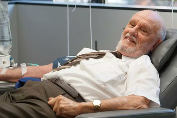 Muere a los 88 años uno de los donantes de sangre más prolíficos del mundo