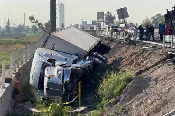 Infarto fulminante sorprendió a chofer de tractocamión; la unidad terminó volcada