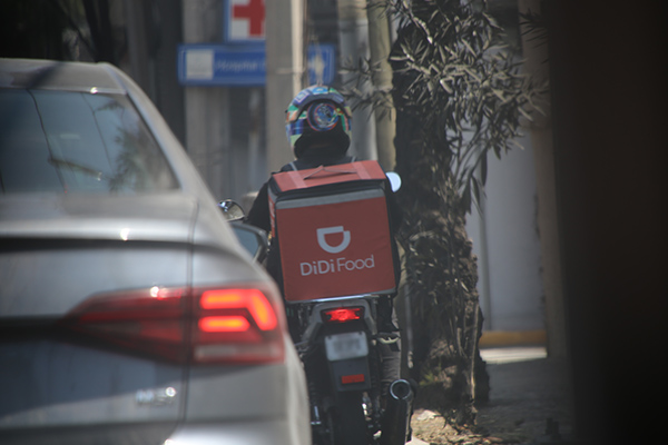 ¿Los repartidores quieren ser empleados? Dimes y diretes de la reforma de Sheinbaum