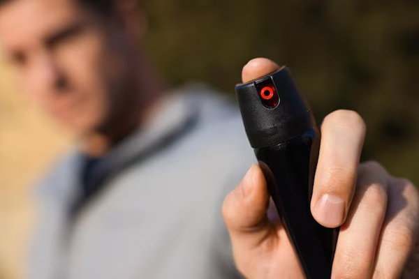 Gas lacrimógeno y otras armas no letales, a completa disposición de delincuentes