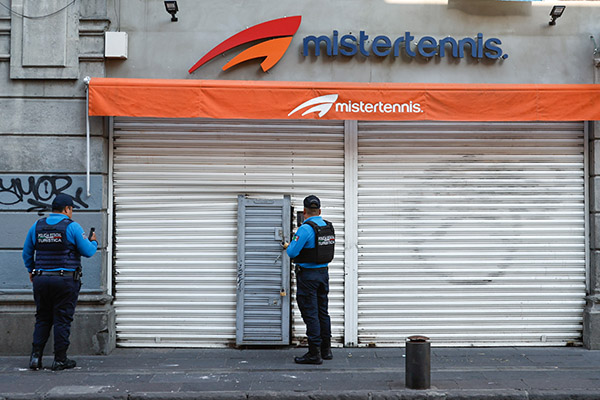 “Cortinazo” a tienda deportiva, a una calle del Ayuntamiento