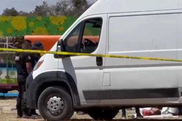 Hallan cadáver baleado dentro de una camioneta