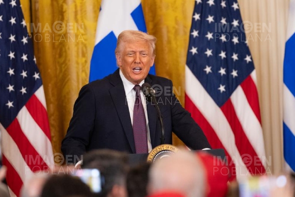 Trump admite que le encantaría quitarle fondos a los medios públicos NPR y PBS