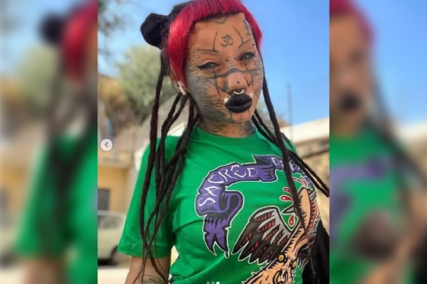 De humana a "gata zombi": así fue la radical transformación de una joven italiana