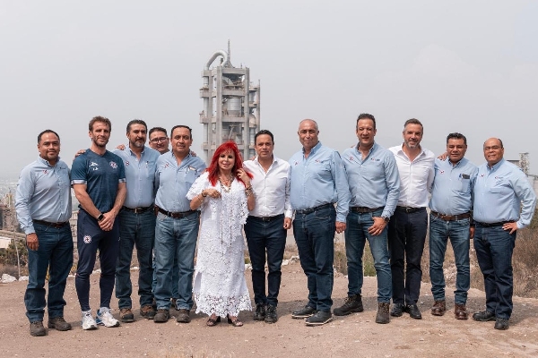 Víctor Velázquez recibe a Layda Sansores en la planta de Cemento Cruz Azul Puebla