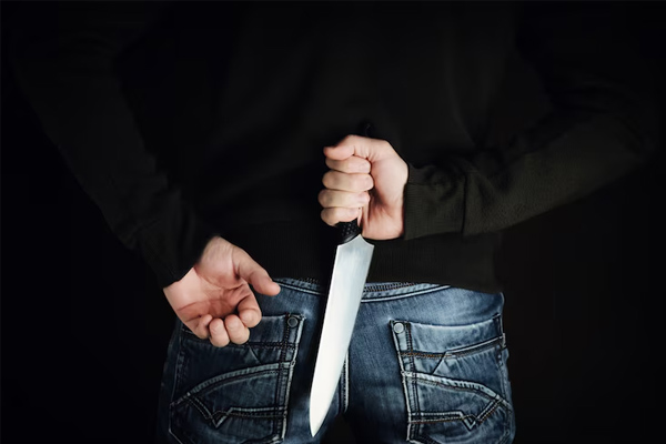 Ni a los mayores perdonan: apuñalan a hombre de la tercera edad en asalto