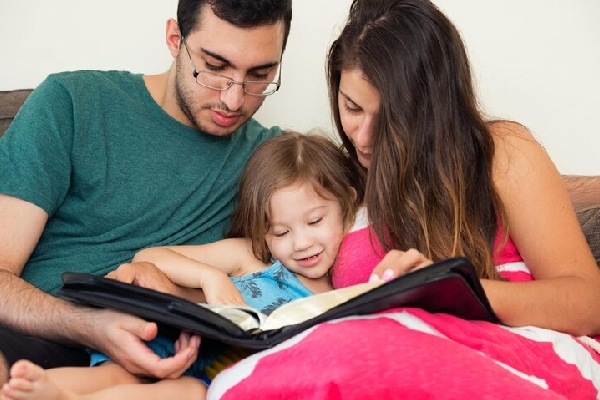 Generación Z cambia los libros por pantallas en la crianza de sus hijos