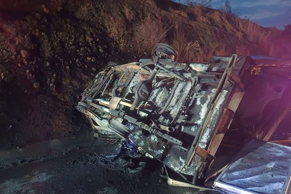 Brutal choque deja dos autos en llamas y una mujer calcinada