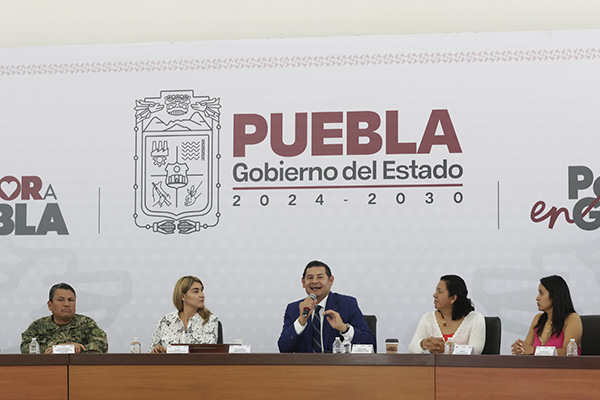 Gobierno de Puebla otorga apoyos al emprendimiento de migrantes en retorno