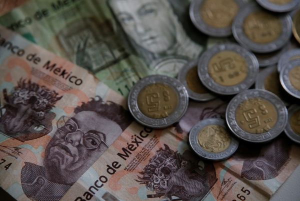Peso mexicano se fortalece mientras la economía de EU muestra señales de fatiga