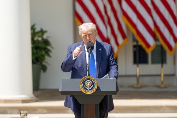 Trump anuncia que U. de Harvard perderá su estatus de exención de impuestos, “¡es lo que se merecen!”