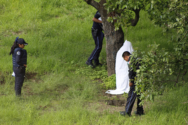 Desgarrador hallazgo: hijo encuentra a su madre sin vida colgada de un árbol