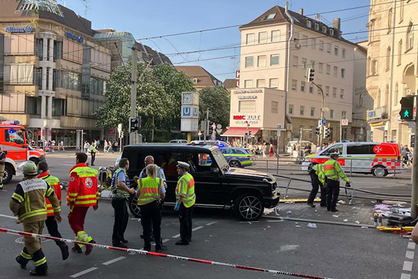 Al menos una persona murió tras atropello masivo en Stuttgart