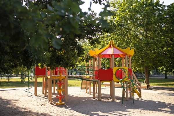 Mujer racista insulta a un niño en un parque y recibe miles de dólares por ello