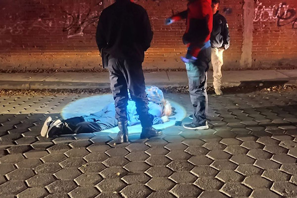 Hallan cadáver de adulto mayor en vía pública